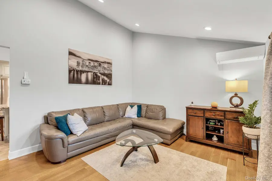 21 Terrell Lane, Hicksville, NY 11801 - #3