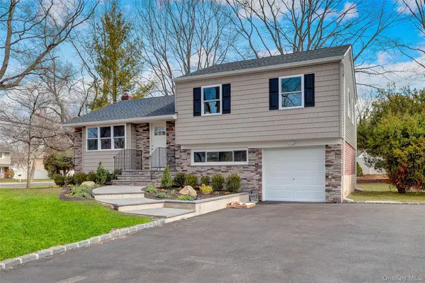 10 Poet Lane, Greenlawn, NY 11740