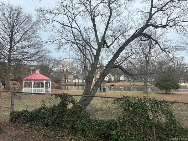 21 Wellington Place, Amityville, NY 11701