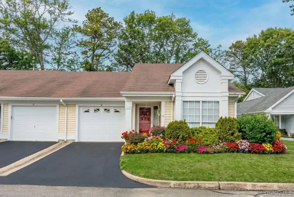 16 Huntington Court, Ridge, NY 11961