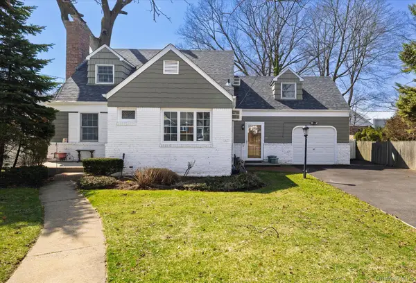 11 Maple Street, Malverne, NY 11565