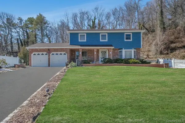 3 New Jersey Court, Dix Hills, NY 11746