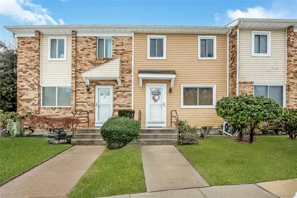 8 Town House Drive, Massapequa Park, NY 11762