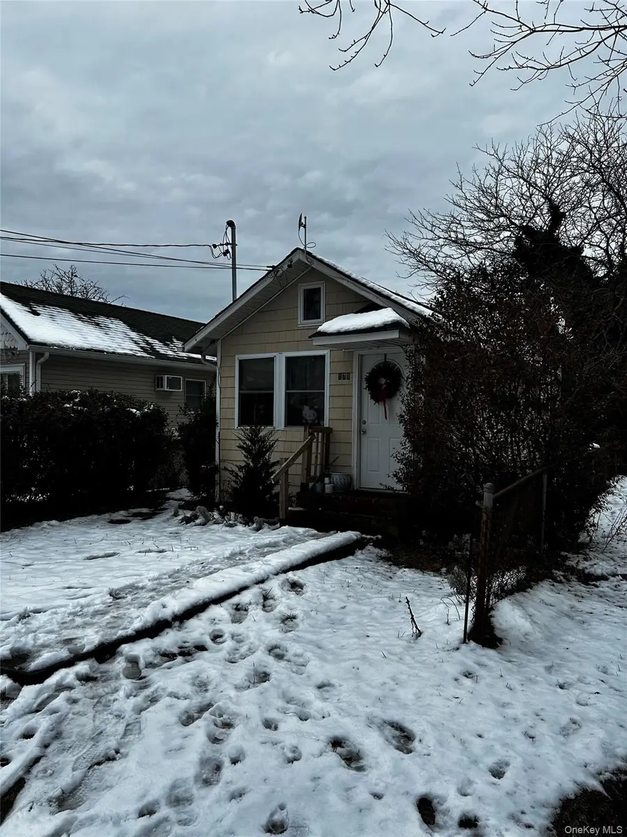 878 S 5th Street, Lindenhurst, NY 11757 - #2