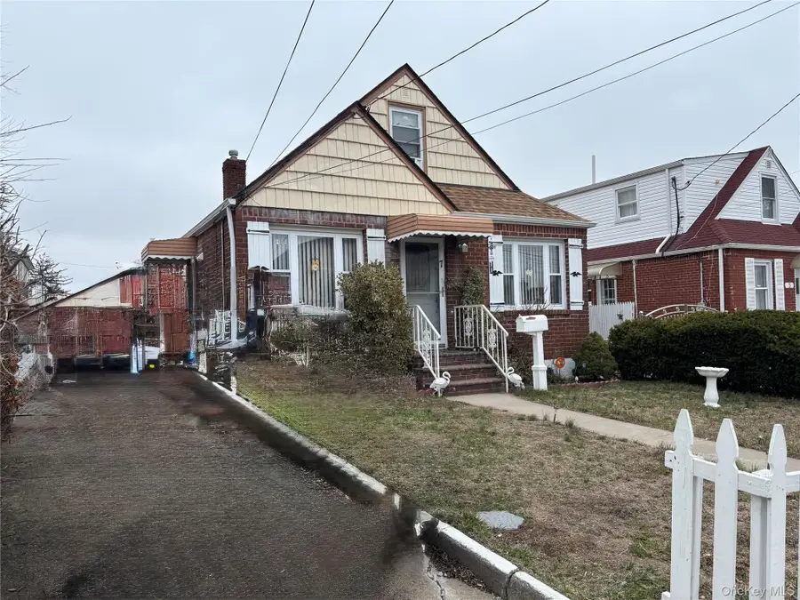 7 Catherine Court, Elmont, NY 11003 - #3