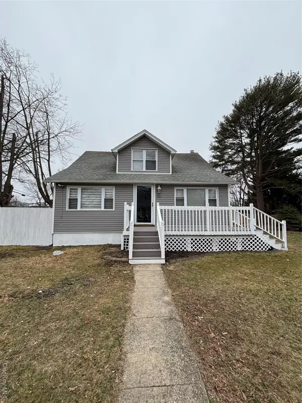 26 Roslyn Street, Islip Terrace, NY 11752