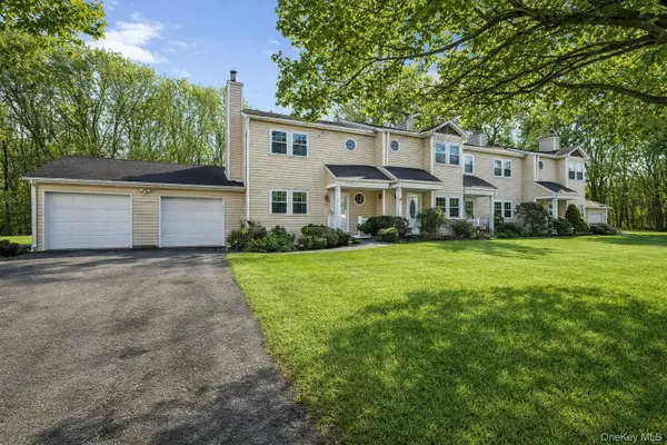 8 Huntington Commons #8, Yaphank, NY 11980