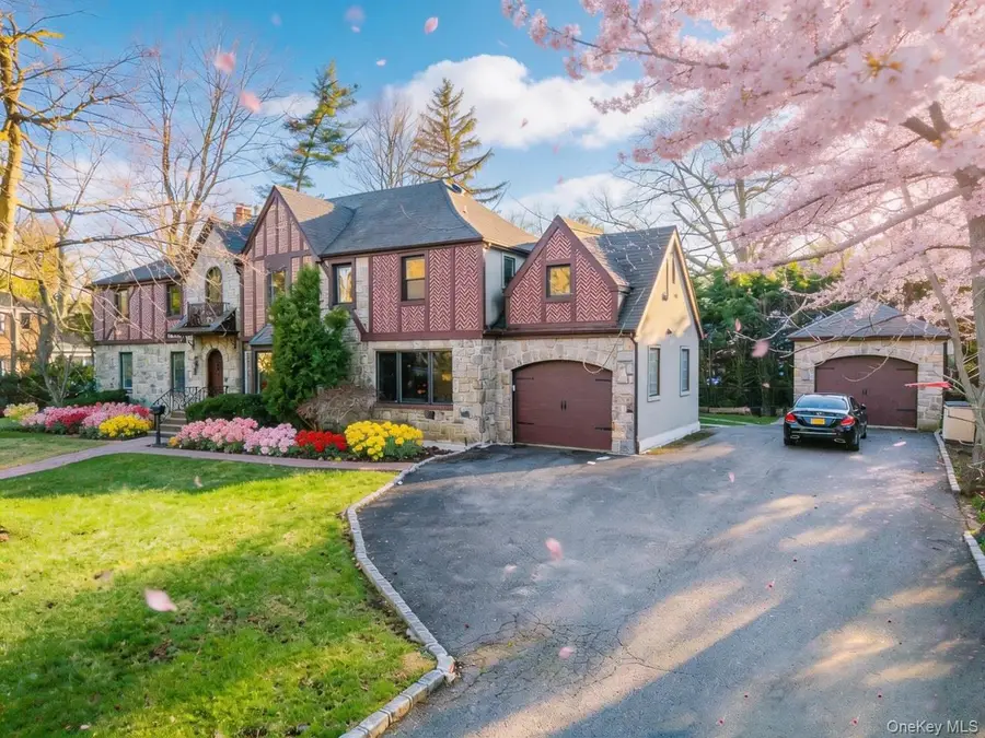 18 Robin Way, Great Neck, NY 11021 - #3