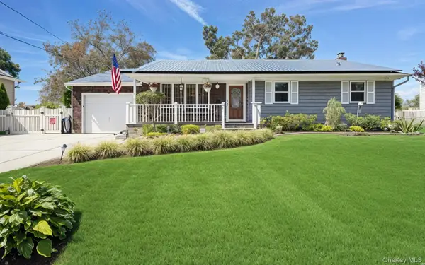 20 Newark Street, Lindenhurst, NY 11757