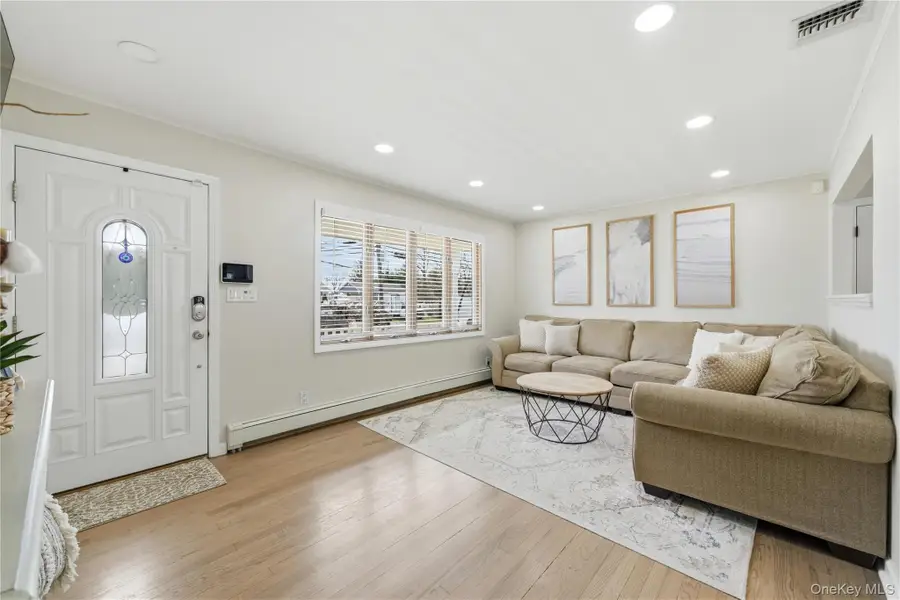 20 Newark Street, Lindenhurst, NY 11757 - #3