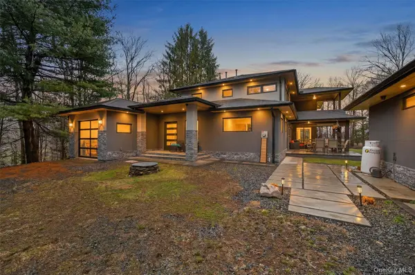 41 Sand Hill Lane, Florida, NY 10921