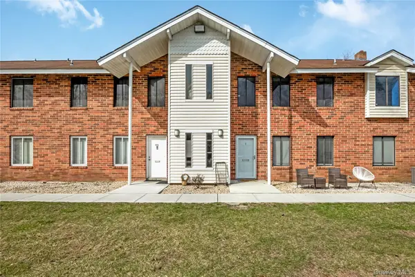 8 Cheyenne Court #8, Coram, NY 11727