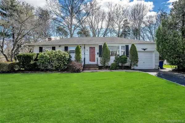 5 Vegas Court, Plainview, NY 11803