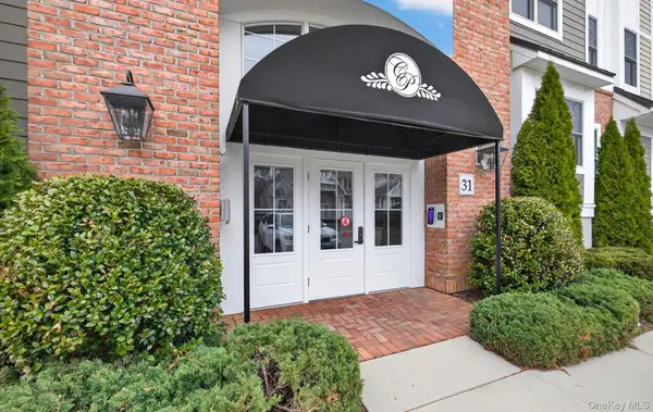 31201 Spruce Pond Circle, Plainview, NY 11803