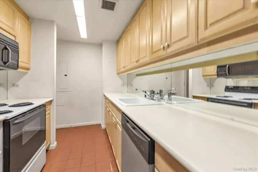 100 Hilton Avenue #M3, Garden City, NY 11530 - #3