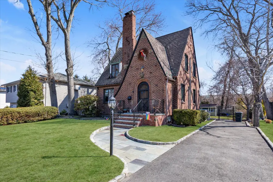 61 Livingston Avenue, Babylon, NY 11702 - #2