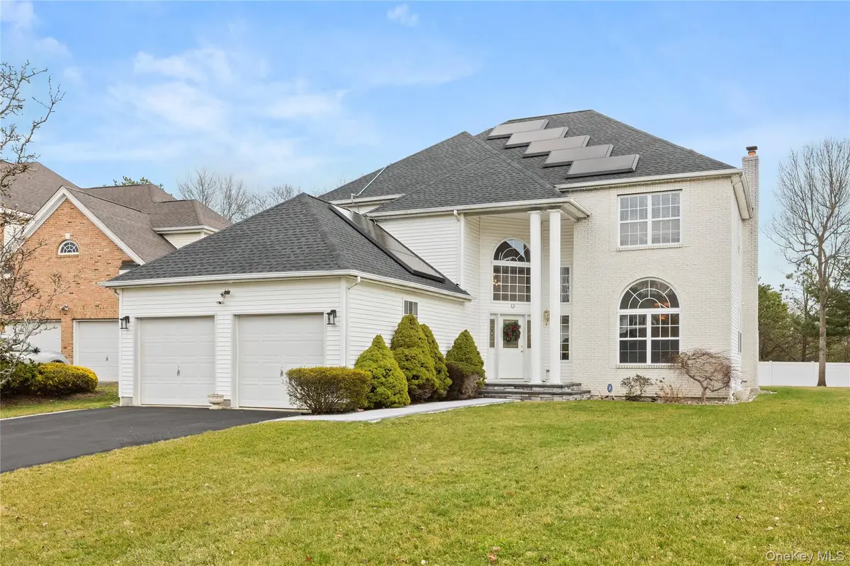 19 Trail Blazer Court, Holbrook, NY 11741 - #1