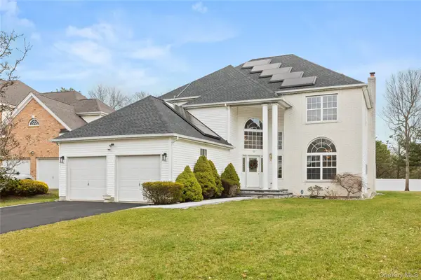 19 Trail Blazer Court, Holbrook, NY 11741