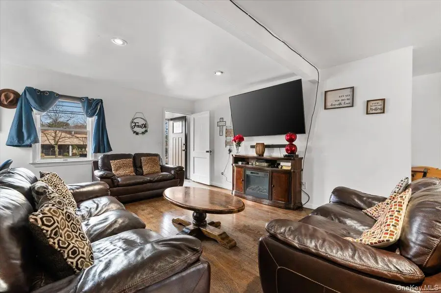 824 Lincoln Avenue, Bohemia, NY 11716 - #3