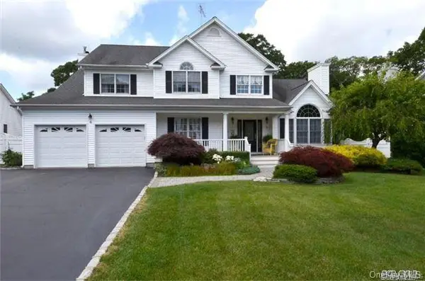 4 Rolling Wood Court, Hauppauge, NY 11788