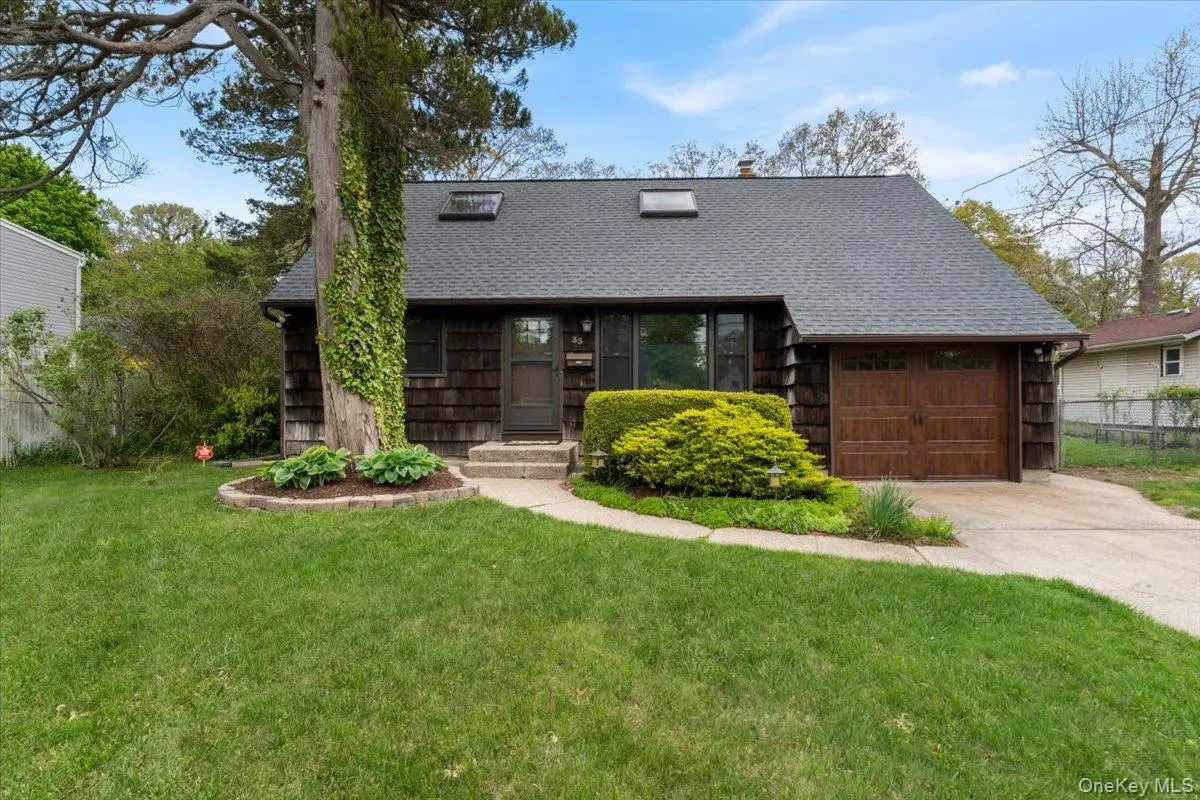33 W Lakeland Street, Bay Shore, NY 11706 - #1