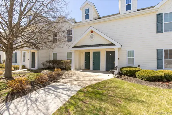 28 Lorien Place #4, Melville, NY 11747