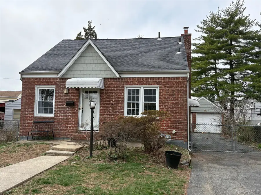 25 Park Circle, New Hyde Park, NY 11040 - #2