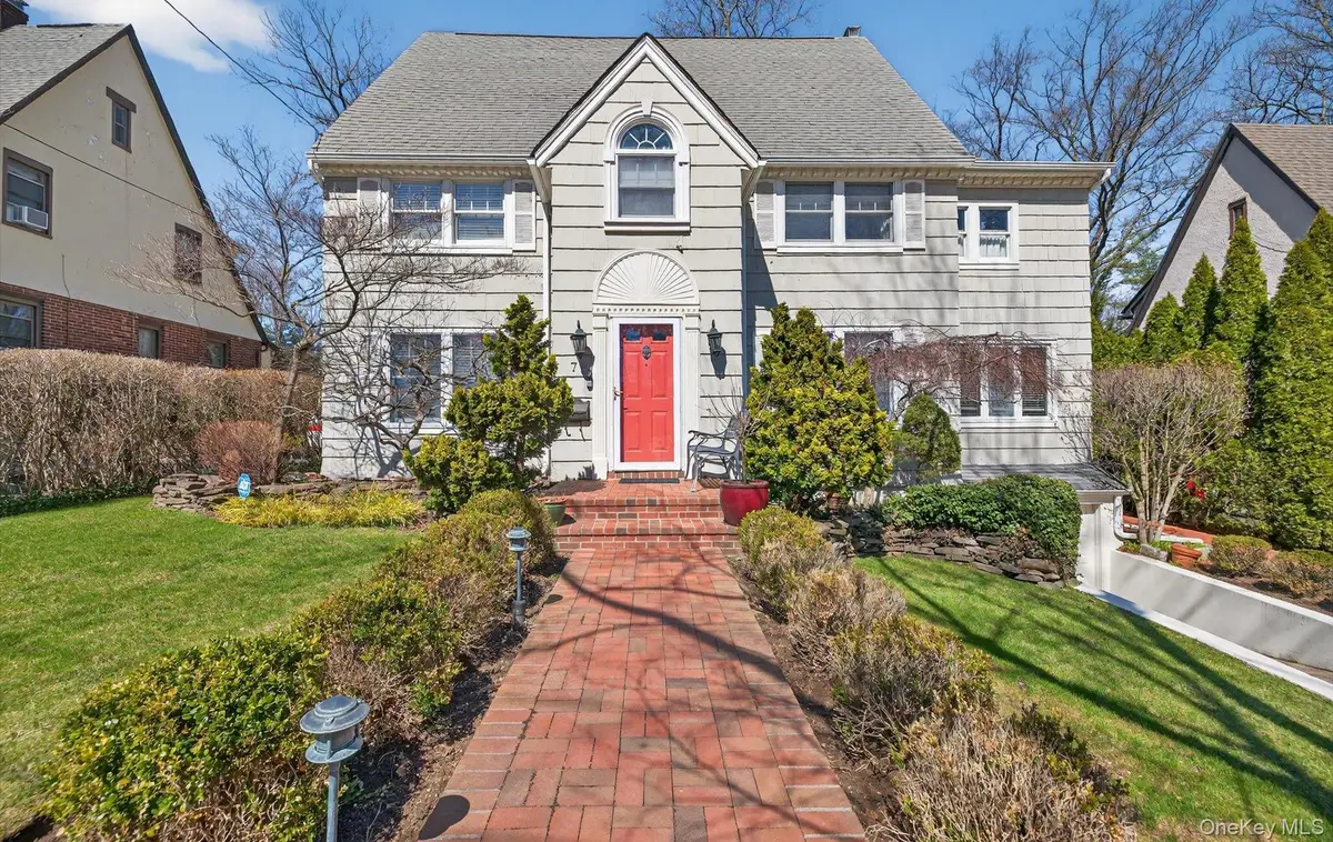 7 Grace Court N, Great Neck, NY 11021 - #1