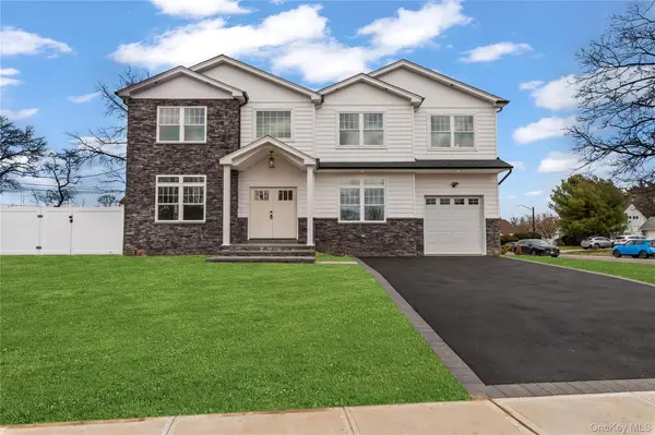 43 Barter Lane, Hicksville, NY 11801