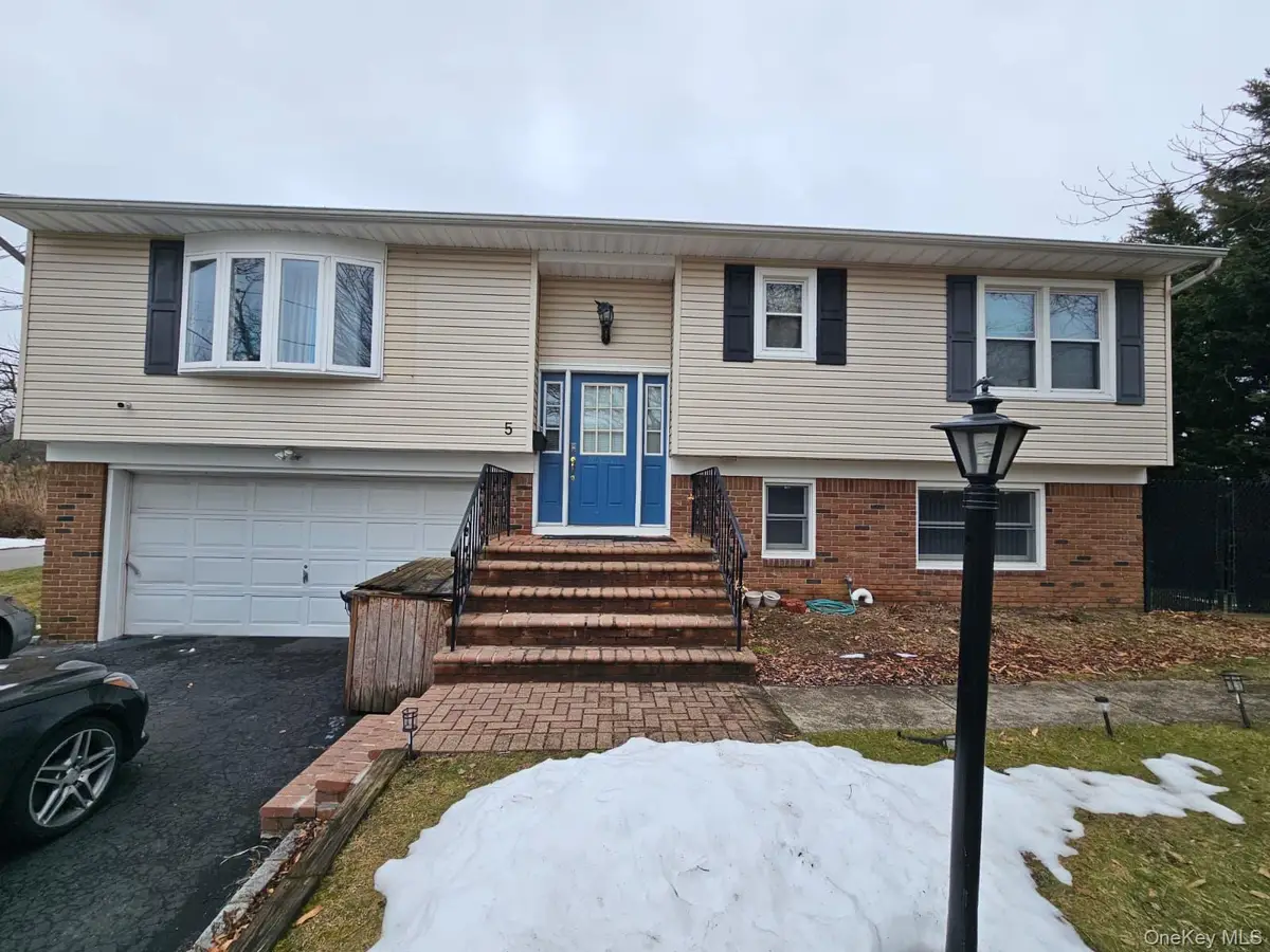 5 Ireland Place, Copiague, NY 11726 - #1