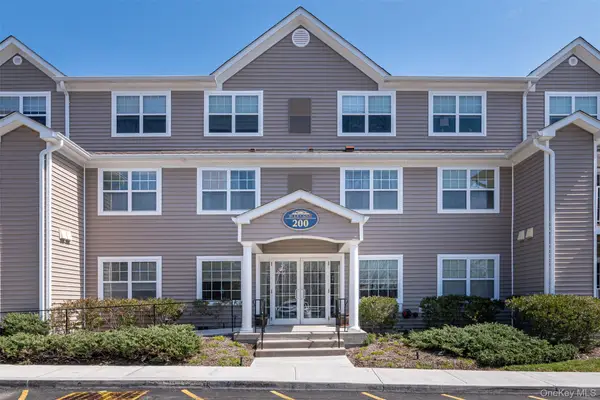 200 Woodcrest Lane #223, Mount Kisco, NY 10549