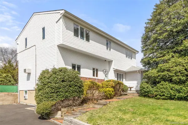 69 Amsterdam Road, Smithtown, NY 11787