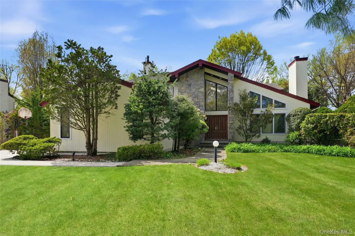 18 Aldgate Drive W, Manhasset, NY 11030 - #1