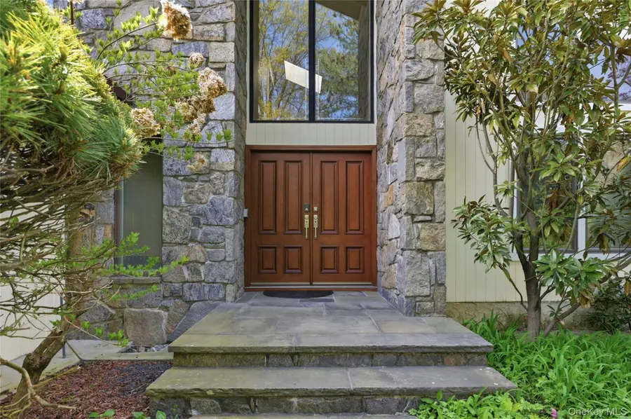 18 Aldgate Drive W, Manhasset, NY 11030 - #2