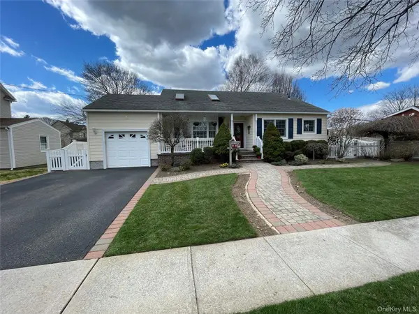 16 W Oak Street, Farmingdale, NY 11735