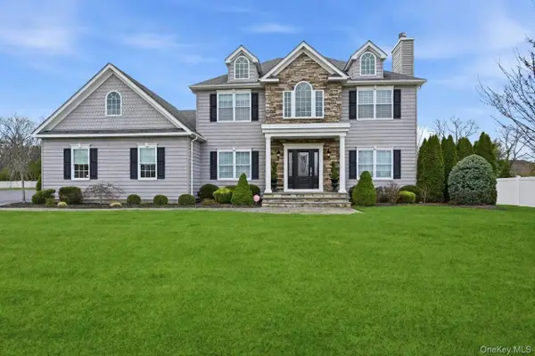 14 Southview Circle, Lake Grove, NY 11755