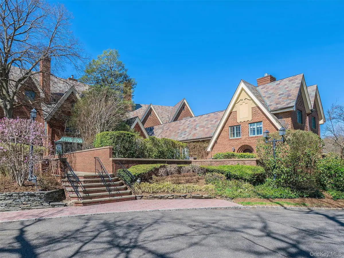 155 Estate Court, Roslyn Heights, NY 11577 - #1