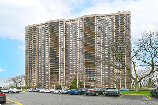 269-10 Grand Central Parkway #15L, Floral Park, NY 11005