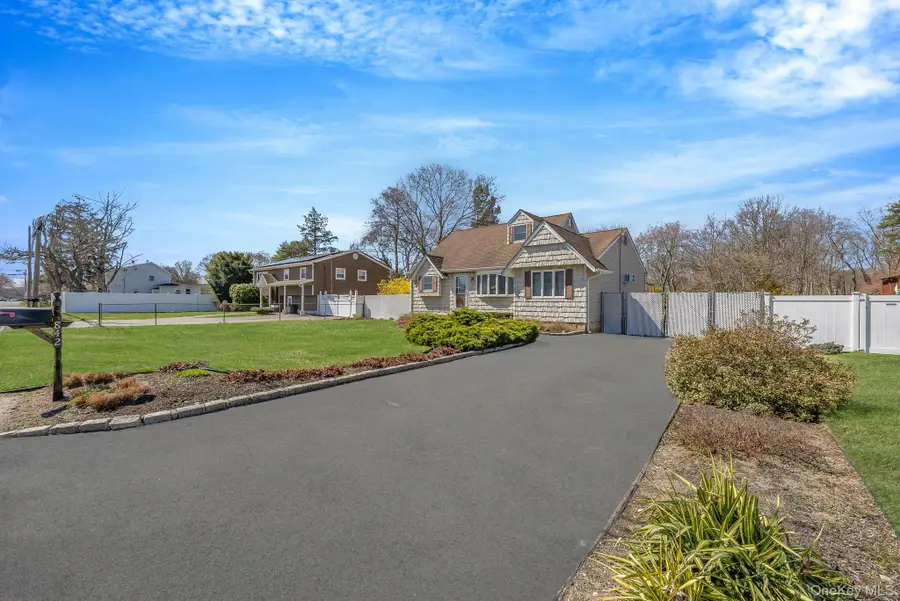 842 Greenlawn Avenue, Islip Terrace, NY 11752 - #3