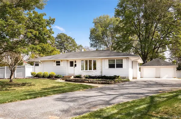 8 Wichard Drive, Oakdale, NY 11769