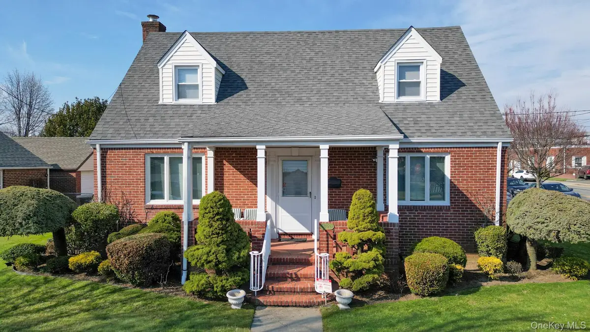 1102 Phoebe Street, Franklin Square, NY 11010 - #1