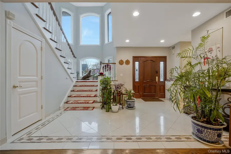 8 Percheron Lane, Roslyn Heights, NY 11577 - #3