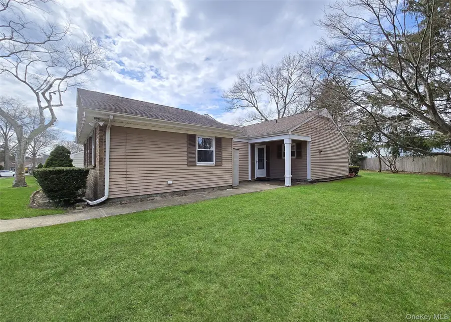 22 Freemont Lane, Coram, NY 11727 - #2