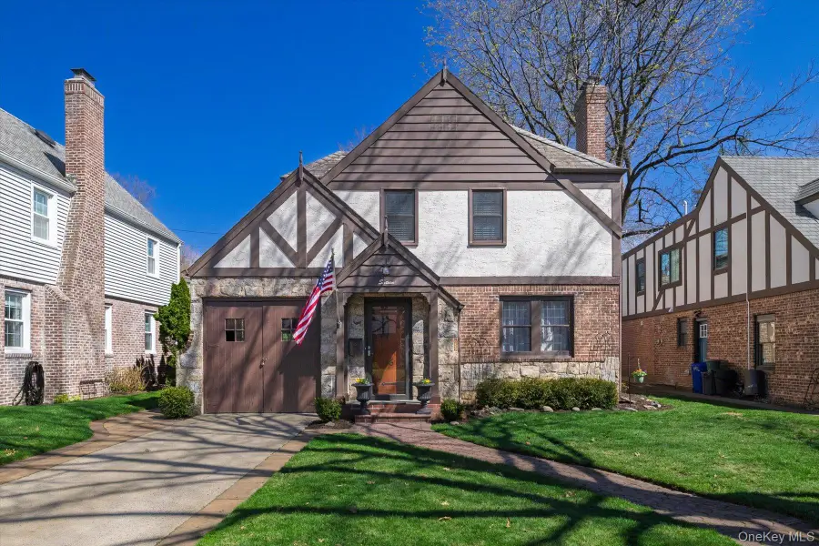 16 Revere Drive E, Floral Park, NY 11001 - #2