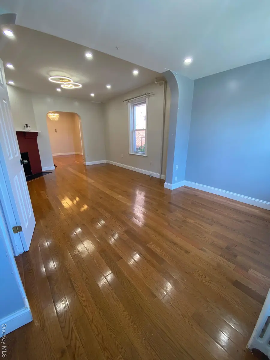 686 E 239th Street, Bronx, NY 10470 - #3