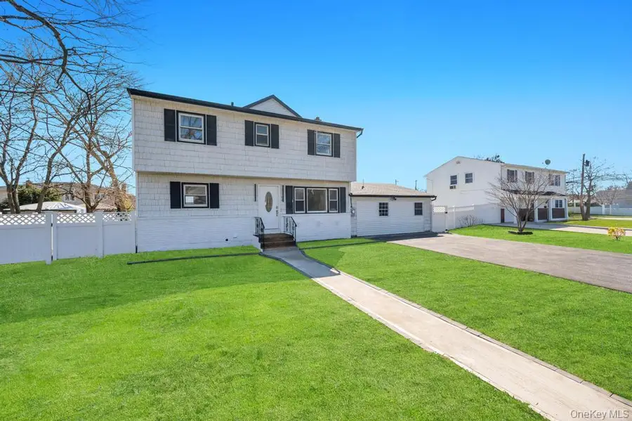 90 30th Street, Copiague, NY 11726 - #2