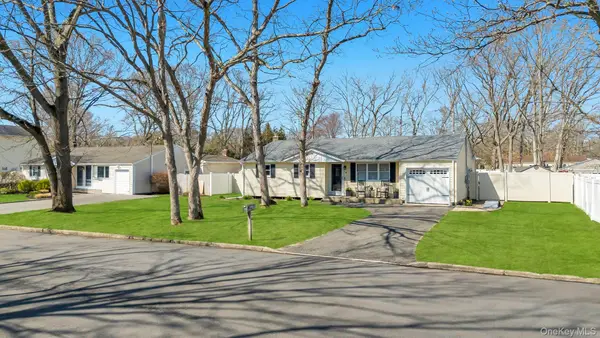 46 Serene Place, Hauppauge, NY 11788