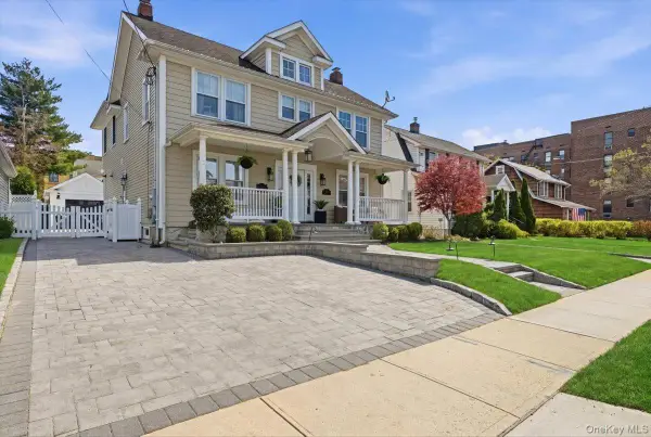 130 Wellington Road, Mineola, NY 11501