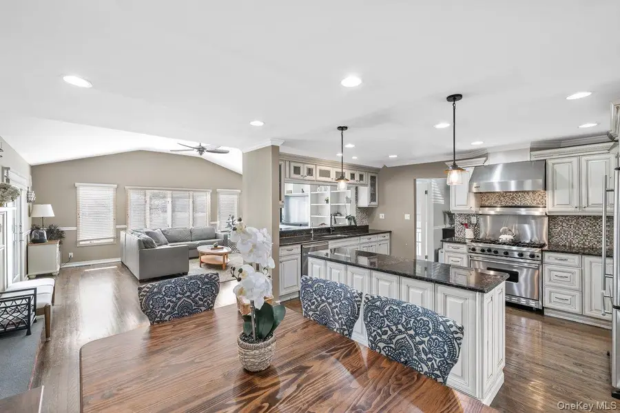 9 Delaware Avenue, Jericho, NY 11753 - #2