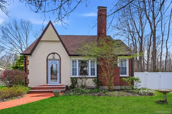 75 Oregon Avenue, Medford, NY 11763